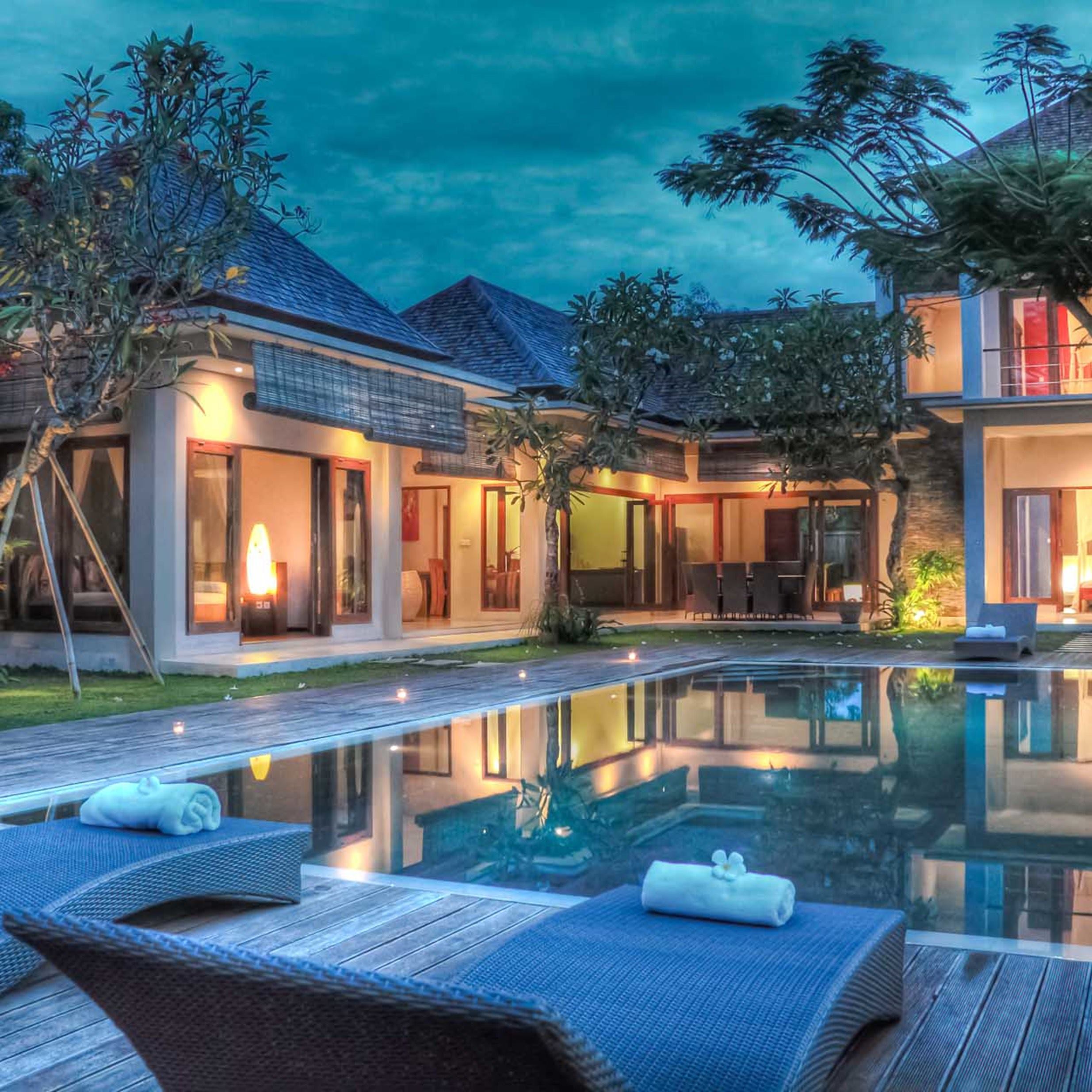 casa_porche_piscina_iluminada