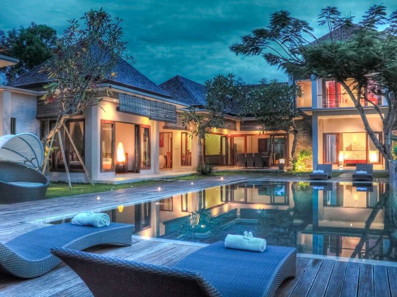 casa_porche_piscina_iluminada
